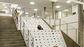 Kletterwand oder Treppe? Alltagsfragen in der bewegten Frederiksbjerk Skole